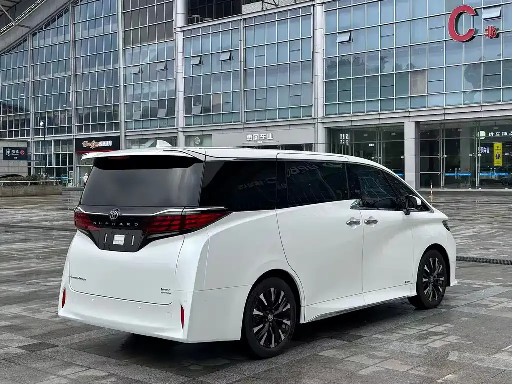 Toyota Alphard — фото 8