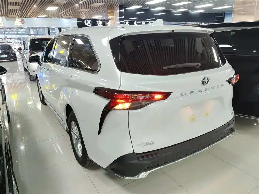 Toyota Granvia — фото 5