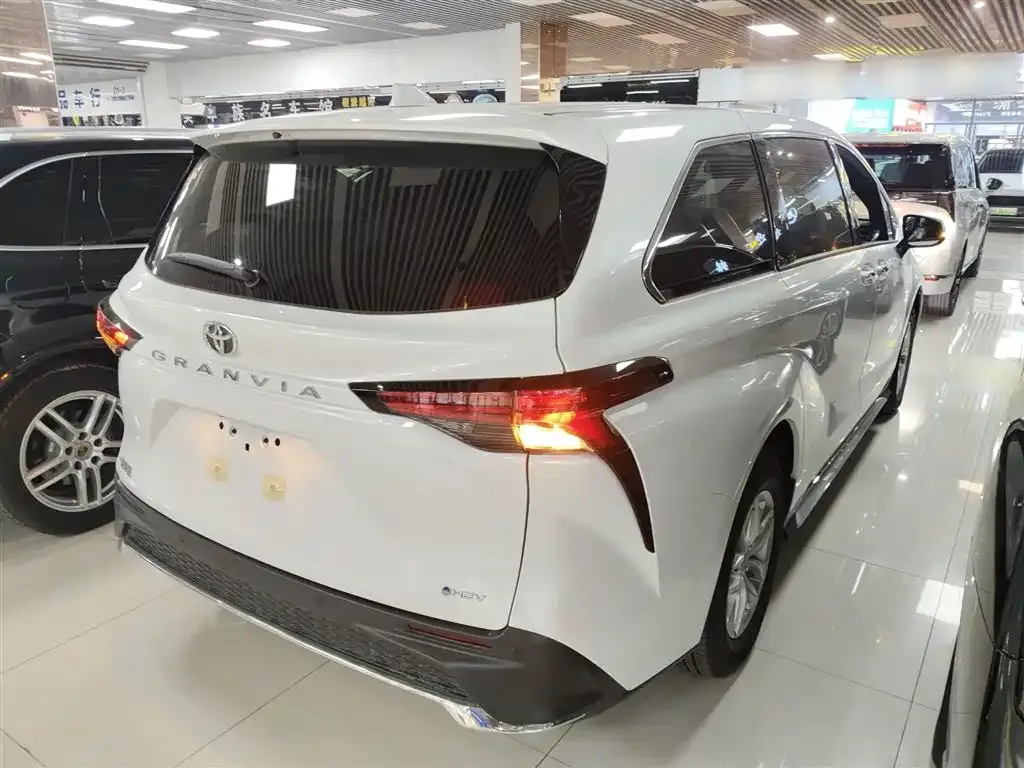Toyota Granvia — фото 9