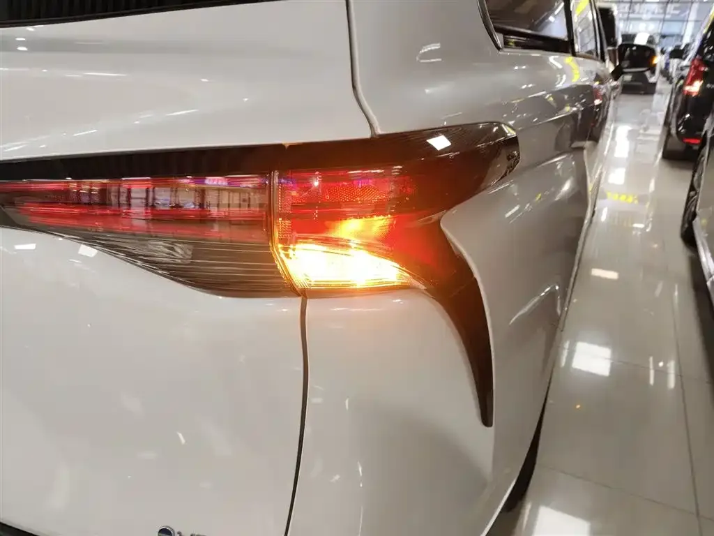 Toyota Granvia — фото 2