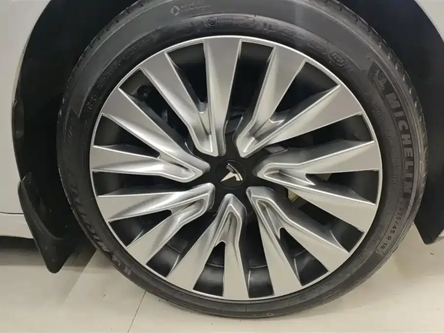 Tesla Model 3 — фото 6