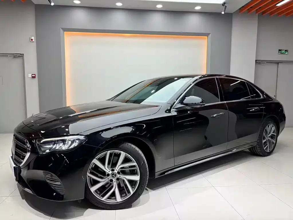 Mercedes-Benz E-Class — фото 1
