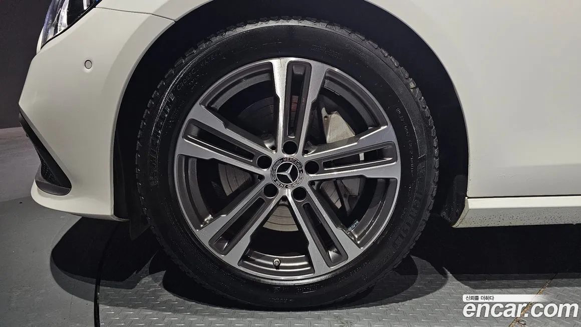 Mercedes-Benz E-Class — фото 9
