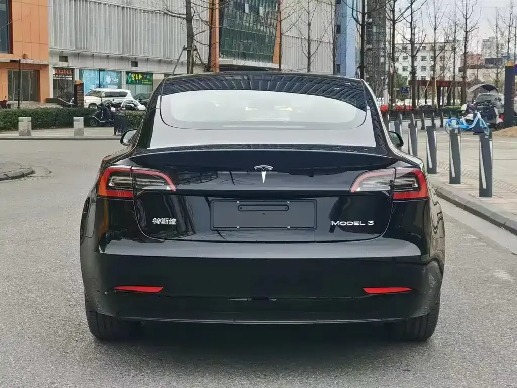 Tesla Model 3 — фото 4