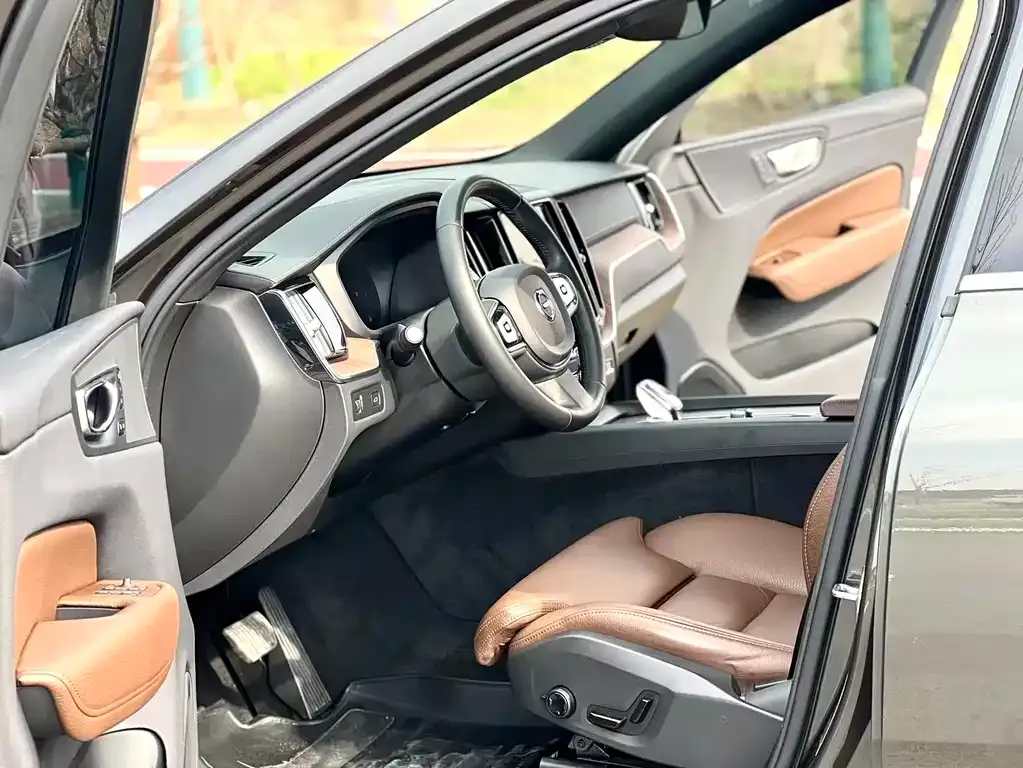 Volvo XC60 2022 из CN, фото 2