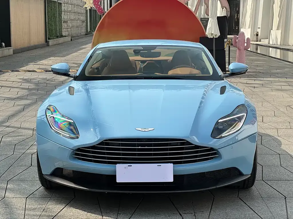 Aston Martin DB11 — фото 7