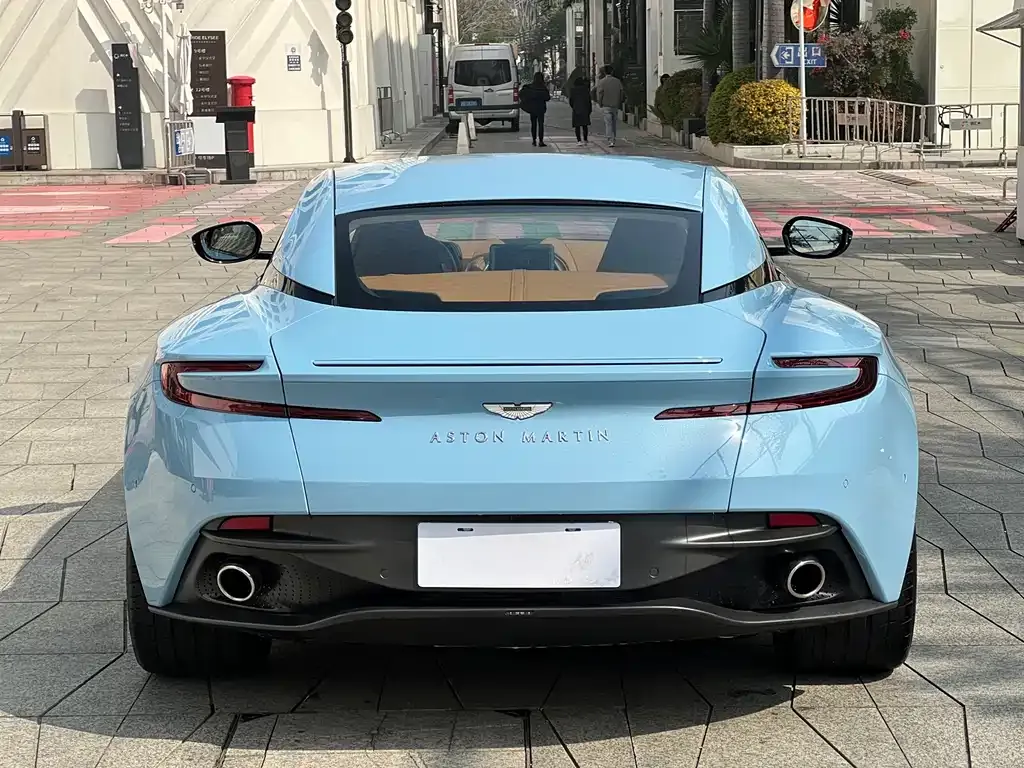 Aston Martin DB11 — фото 9