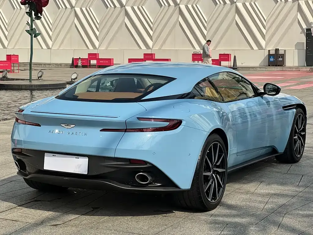 Aston Martin DB11 — фото 10