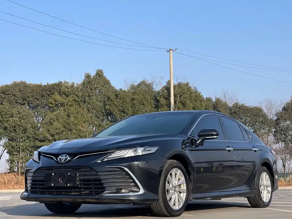 Toyota Camry — фото 1