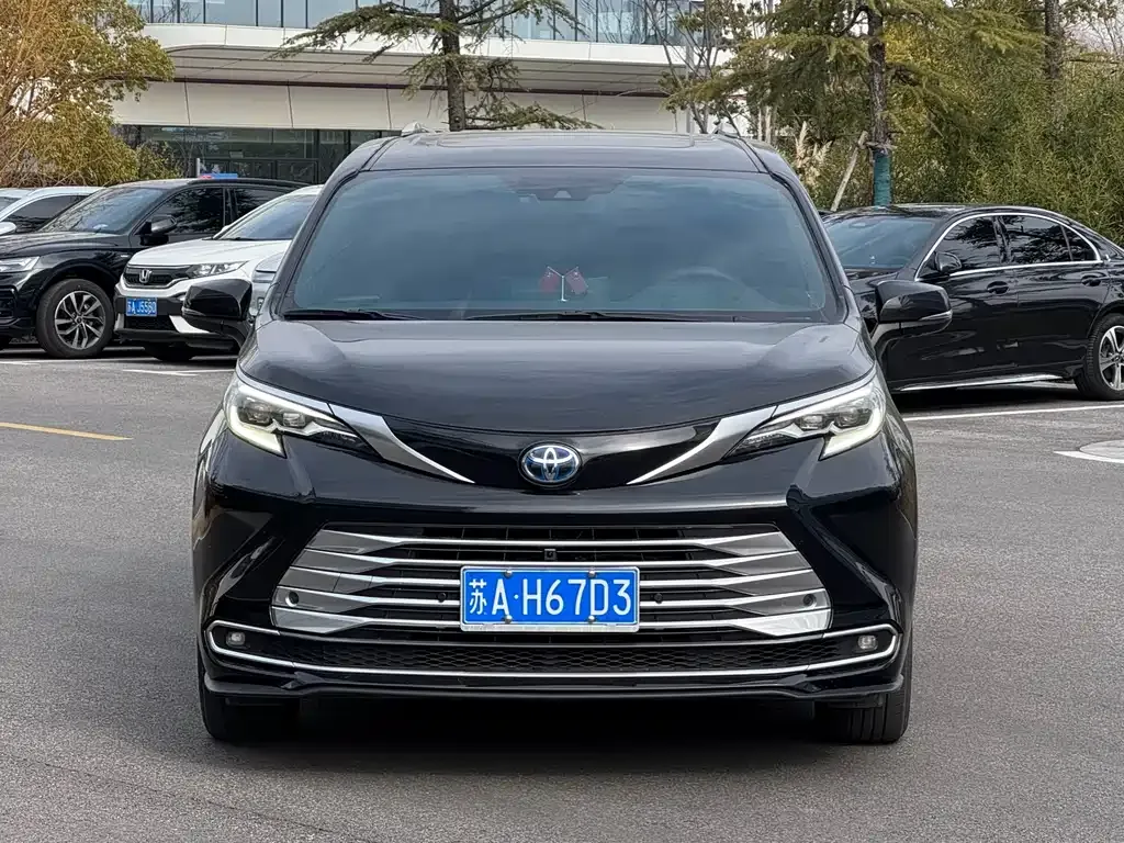 Toyota Sienna — фото 10