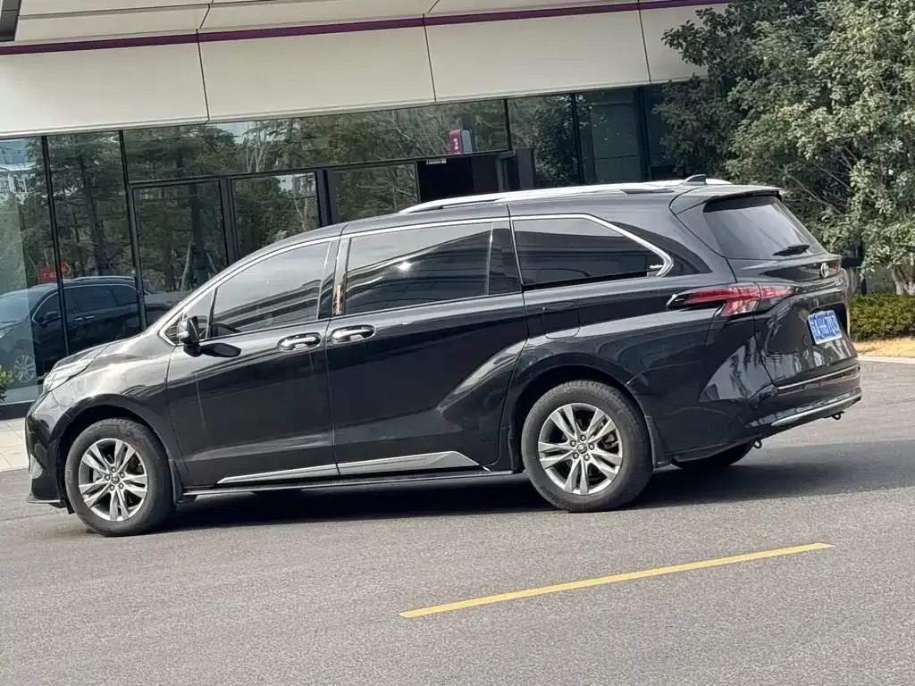Toyota Sienna — фото 9