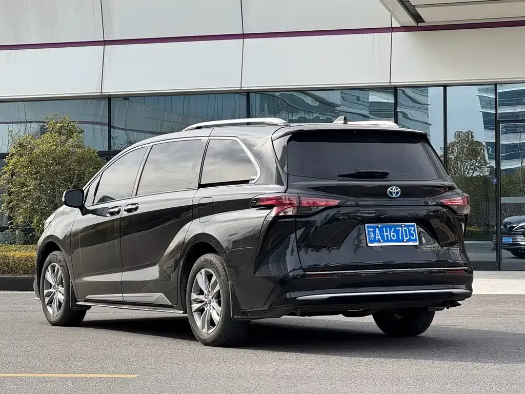 Toyota Sienna — фото 4