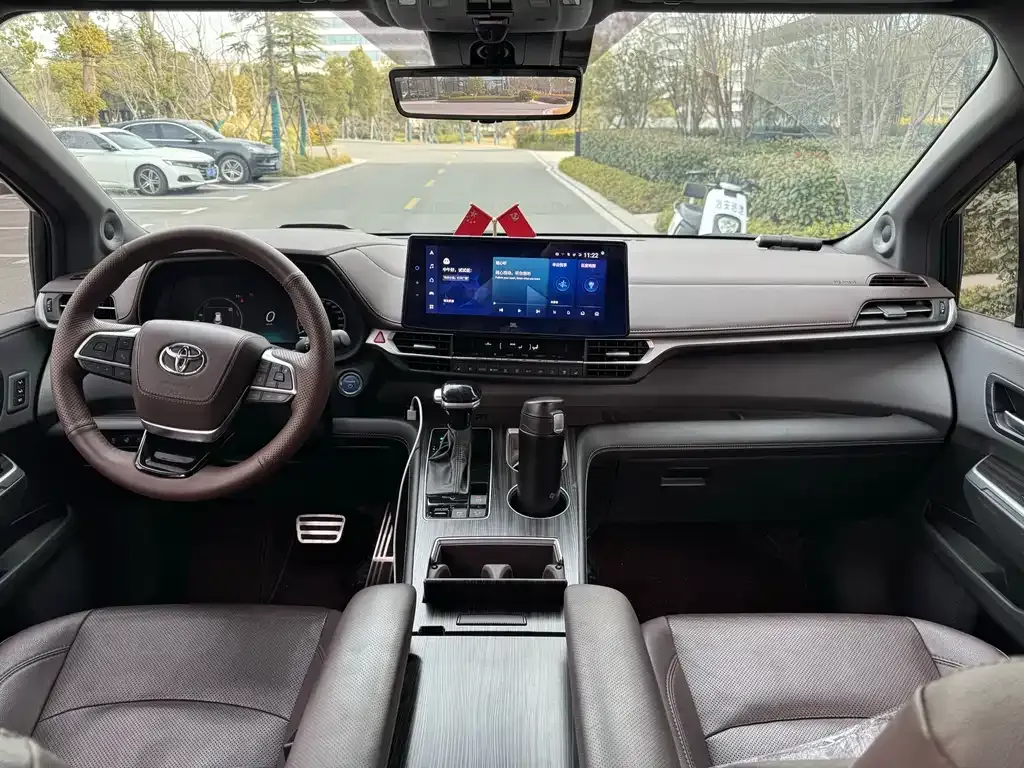 Toyota Sienna — фото 2