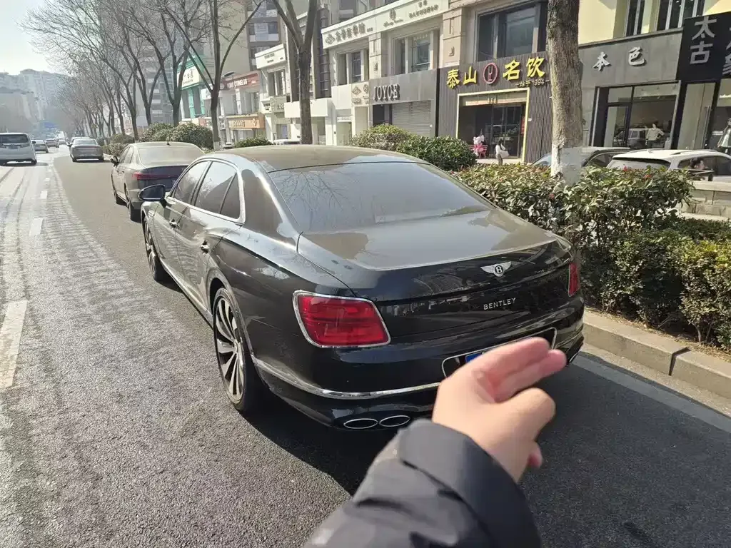 Bentley Flying Spur — фото 10