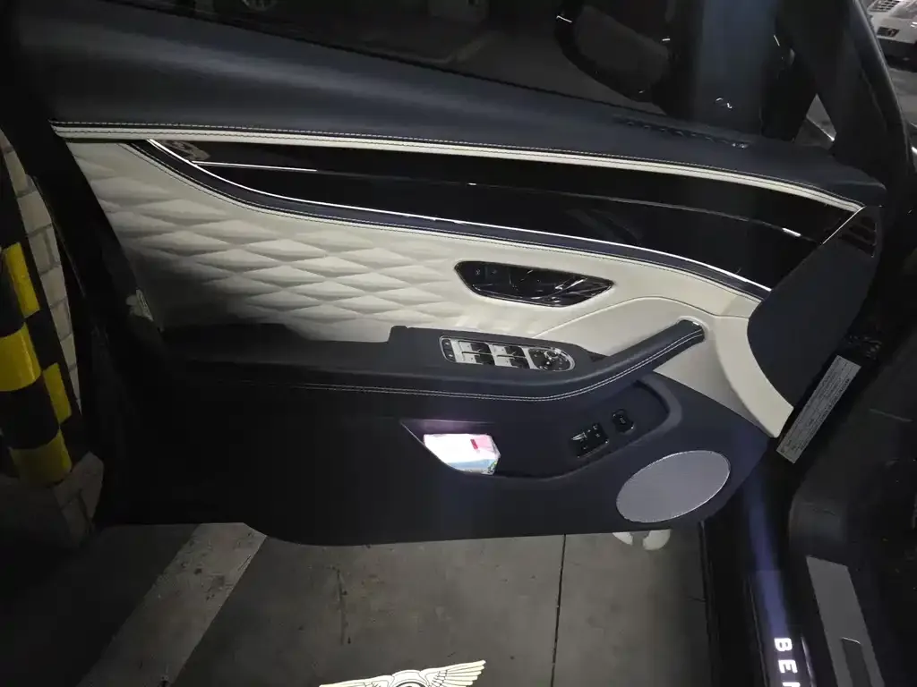 Bentley Flying Spur — фото 2