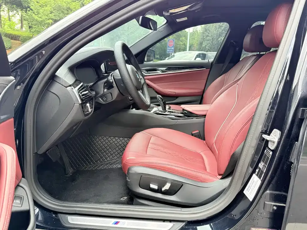 BMW 5 Series 2023 из CN, фото 2