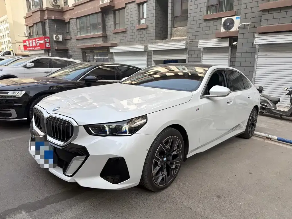 BMW 5 Series 2024 из CN, фото 1