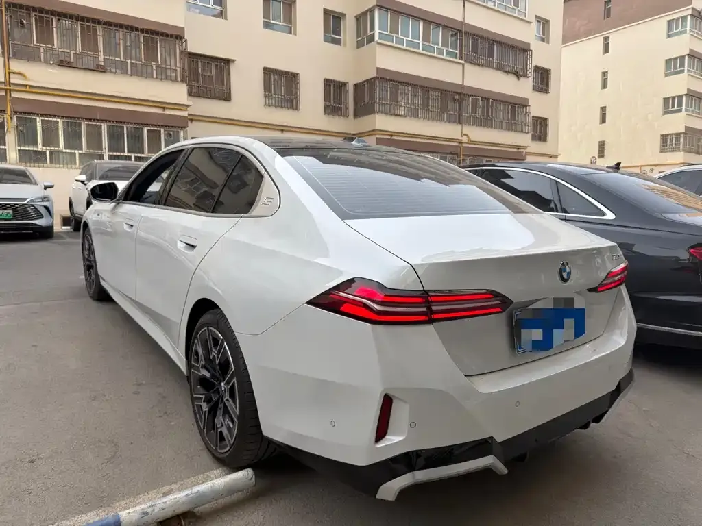 BMW 5 Series 2024 из CN, фото 7