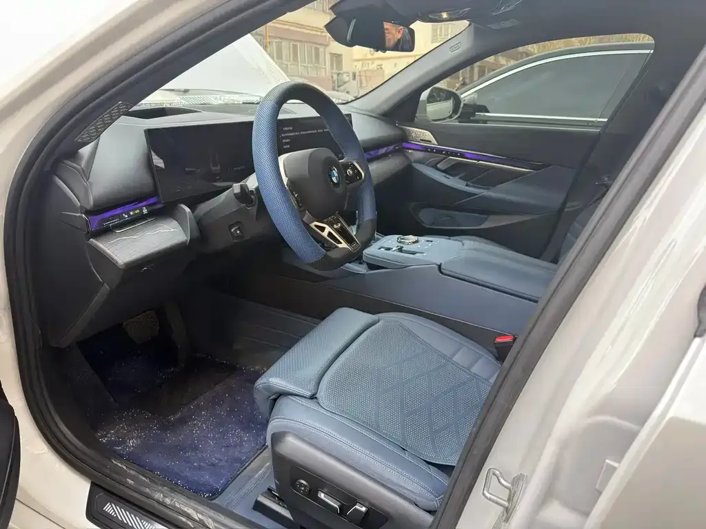BMW 5 Series 2024 из CN, фото 3