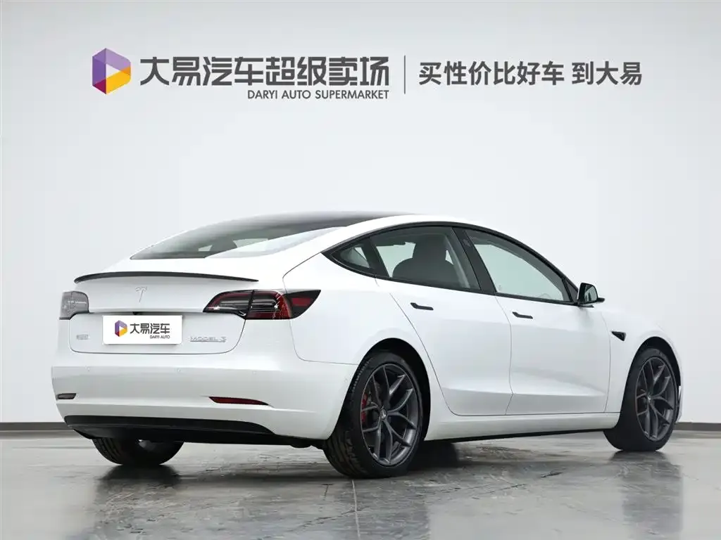 Tesla Model 3 — фото 4