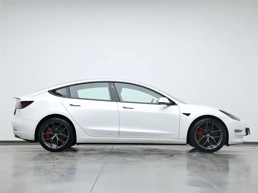 Tesla Model 3 — фото 7