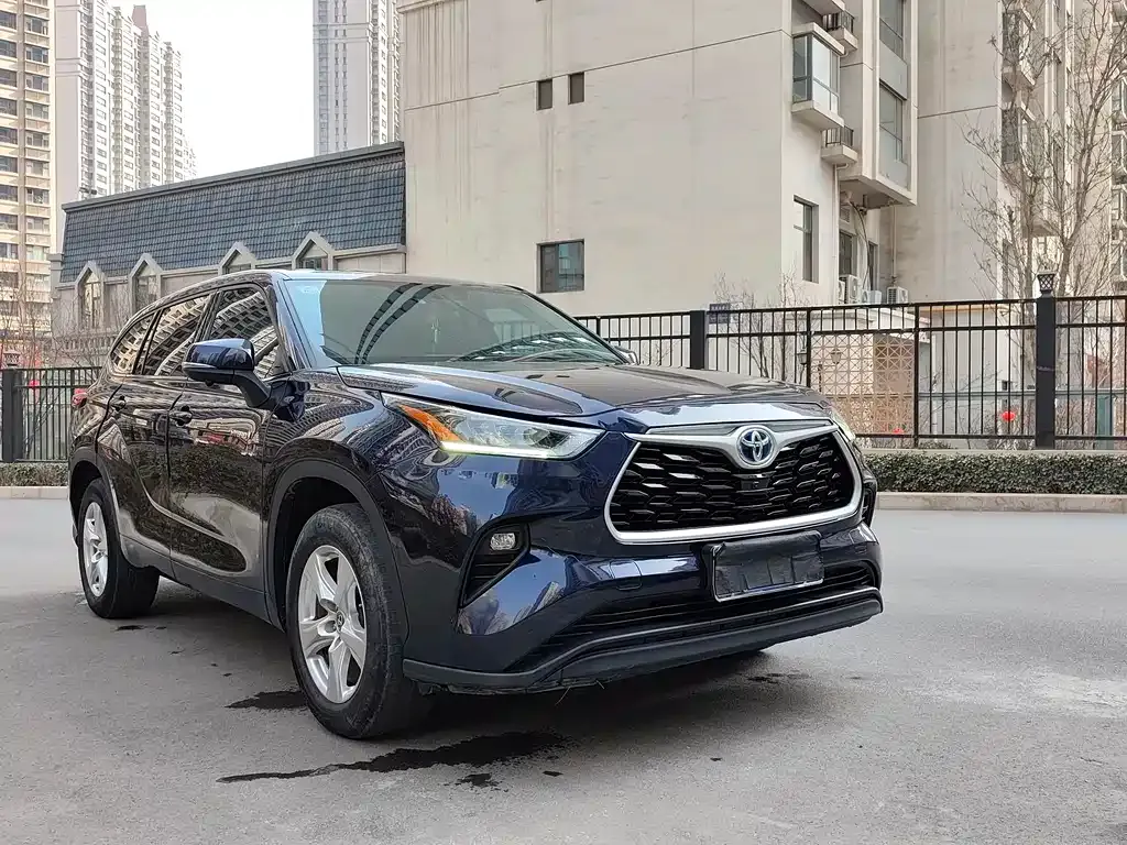 Toyota Highlander — фото 1