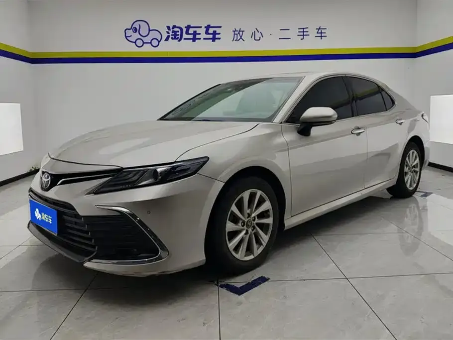 Toyota Camry — фото 1