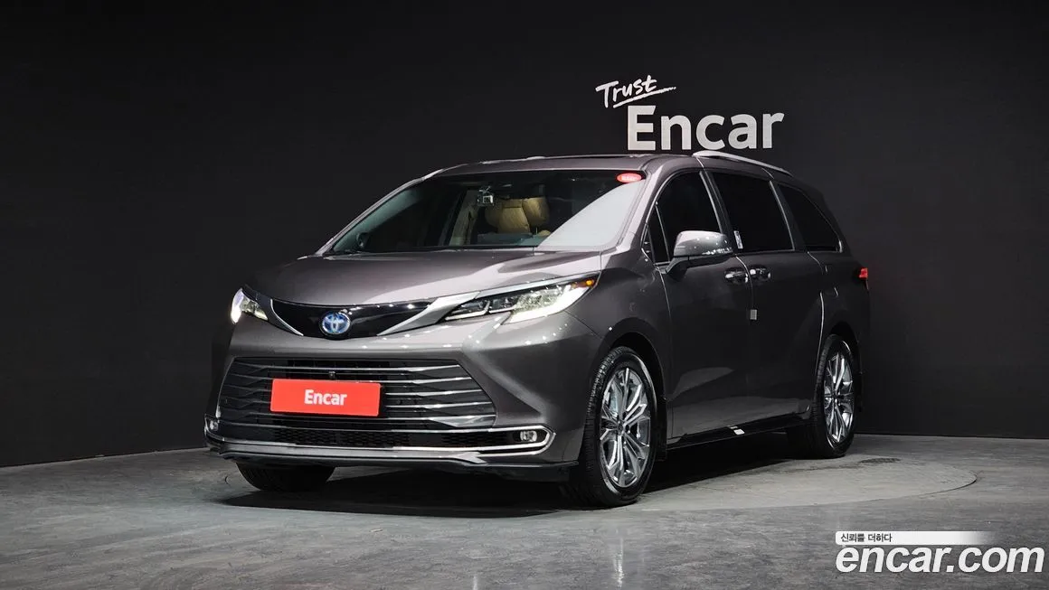 Toyota Sienna — фото 1