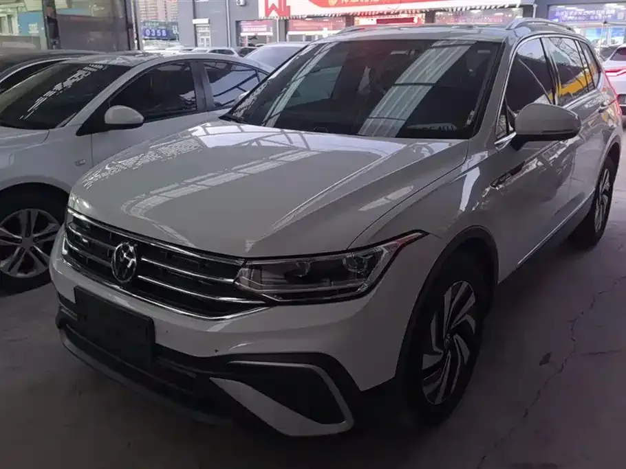 Volkswagen Tiguan L — фото 1
