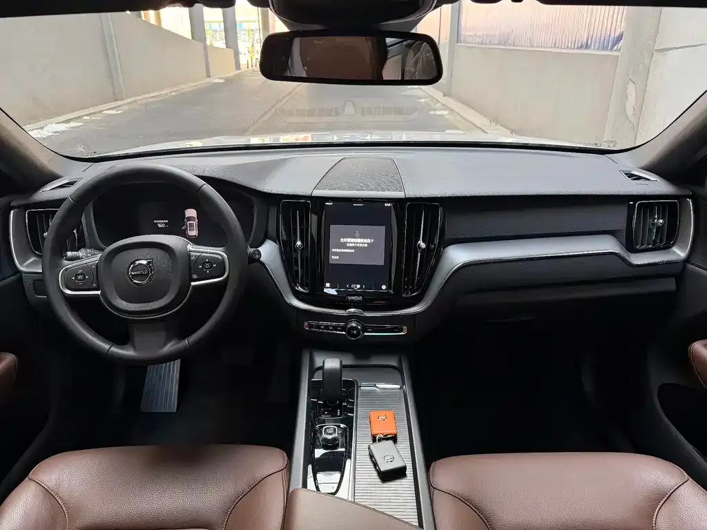 Volvo XC60 — фото 10