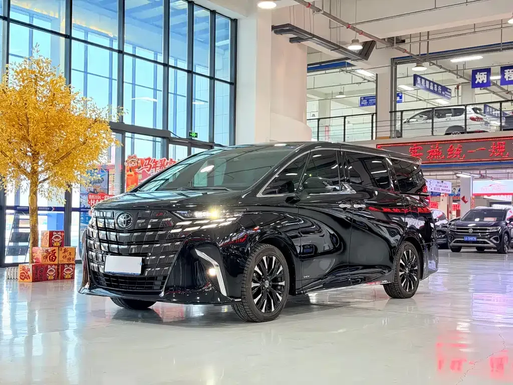 Toyota Alphard — фото 1