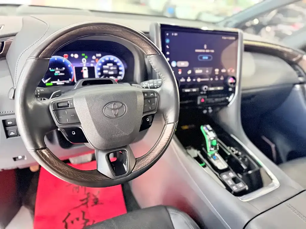 Toyota Alphard — фото 2