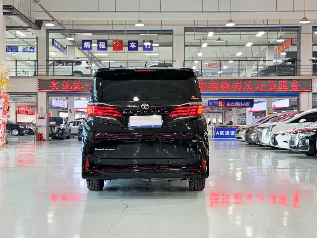 Toyota Alphard — фото 10