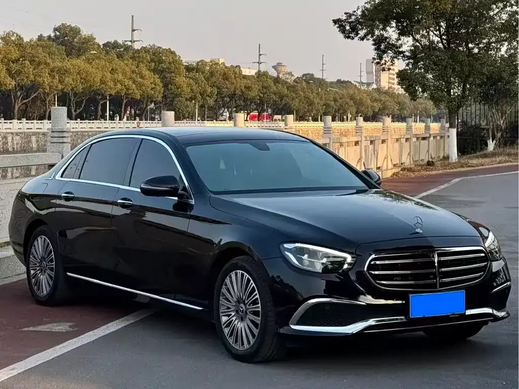Mercedes-Benz E-Class — фото 1