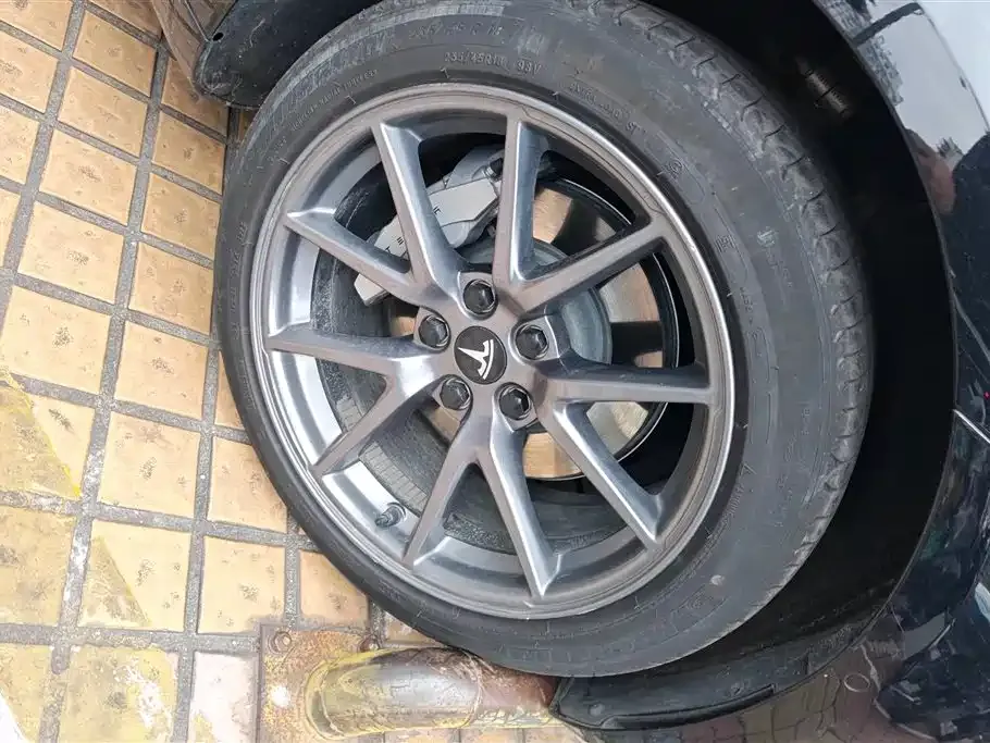 Tesla Model 3 — фото 10