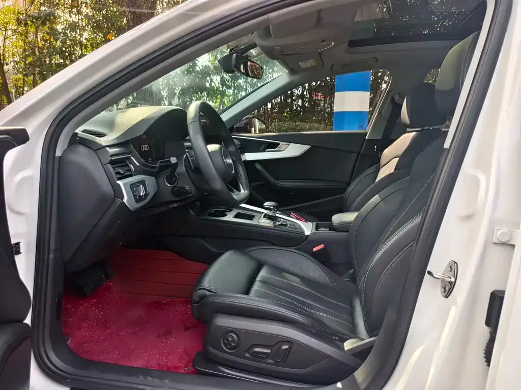 Audi A4L 2023 из CN, фото 4