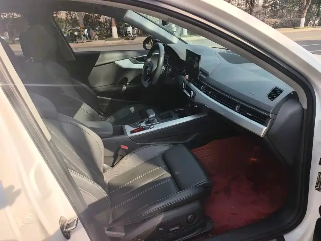 Audi A4L 2023 из CN, фото 2