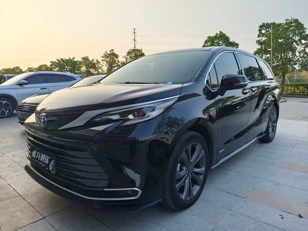 Toyota Sienna 2023 из CN, фото 1