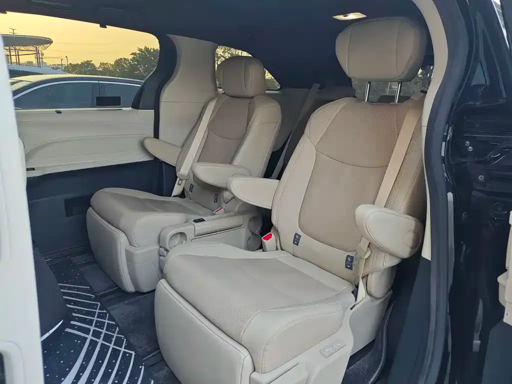 Toyota Sienna 2023 из CN, фото 3