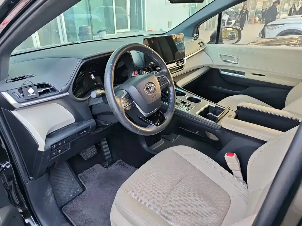 Toyota Sienna 2023 из CN, фото 4