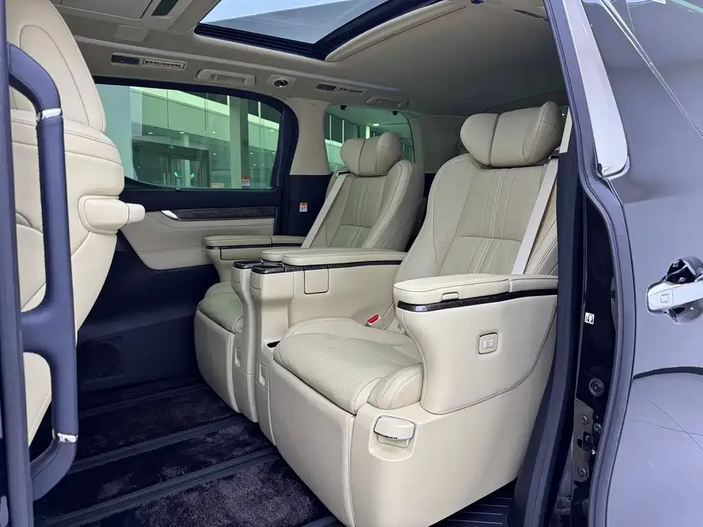 Toyota Alphard — фото 9
