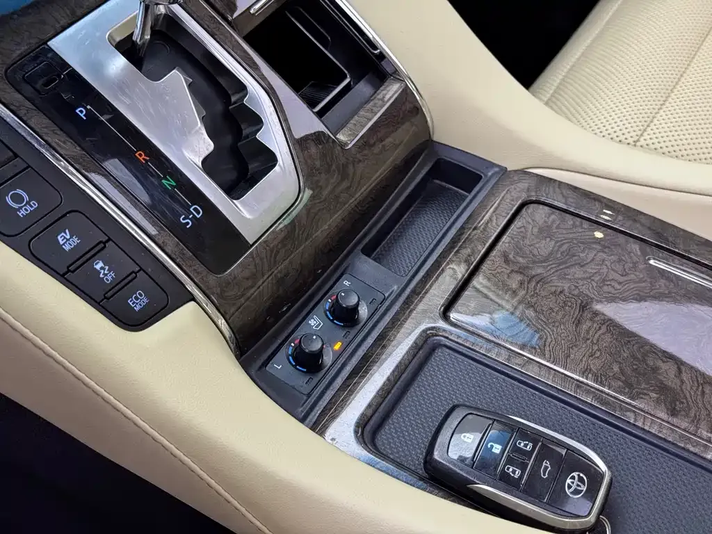 Toyota Alphard — фото 5