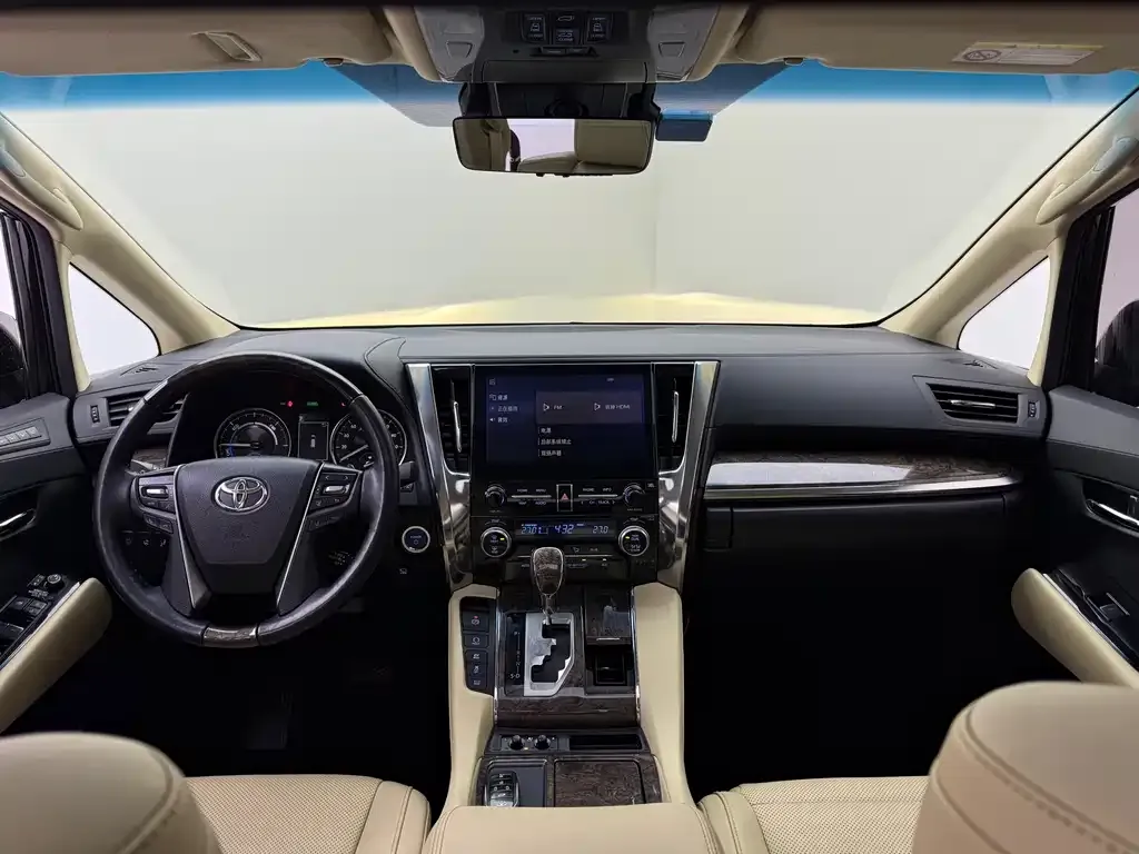 Toyota Alphard — фото 7