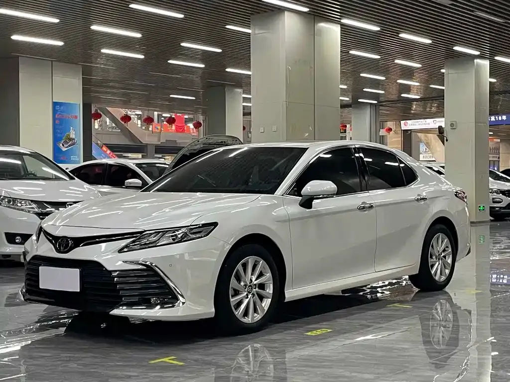 Toyota Camry — фото 1
