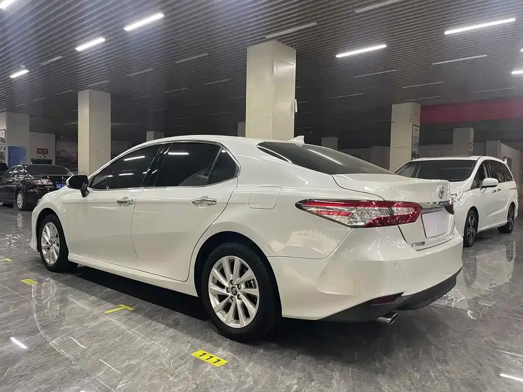 Toyota Camry — фото 3