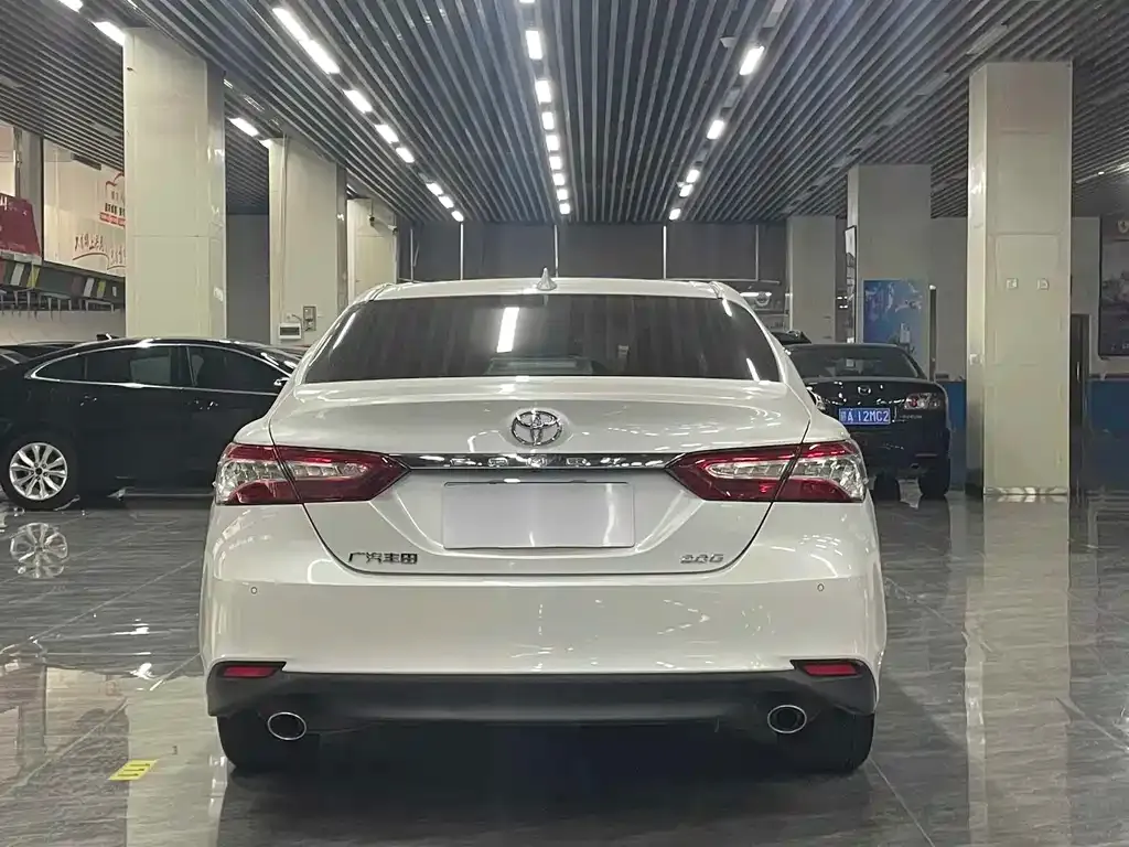 Toyota Camry — фото 10