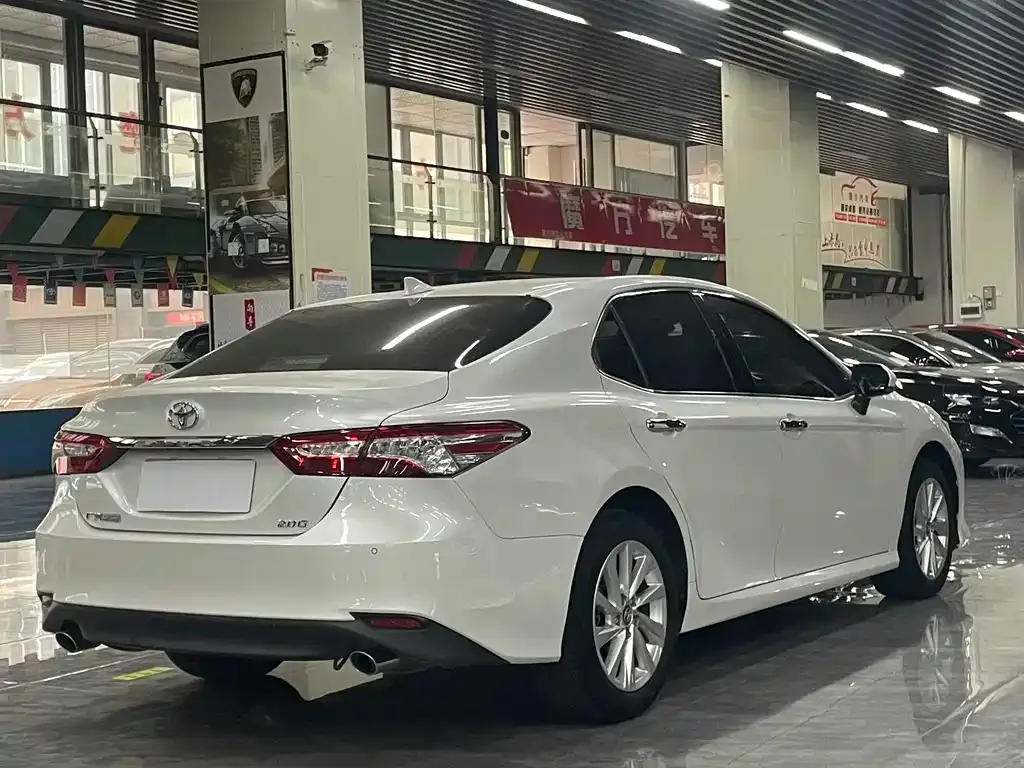 Toyota Camry — фото 6