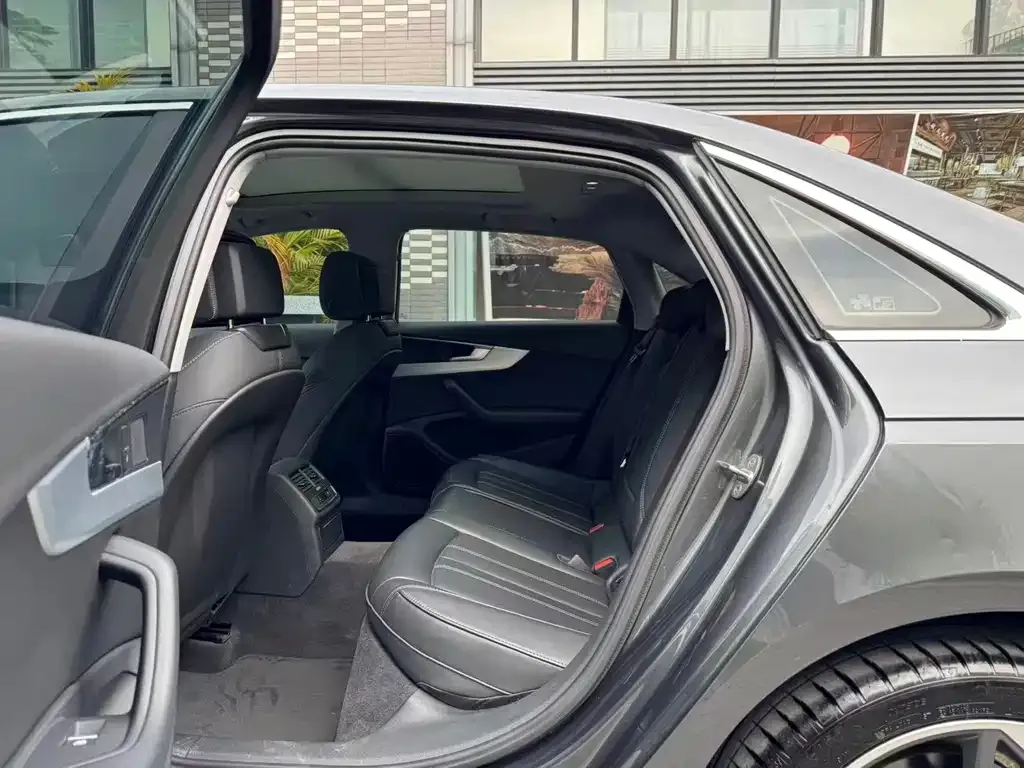Audi A4L 2023 из CN, фото 6