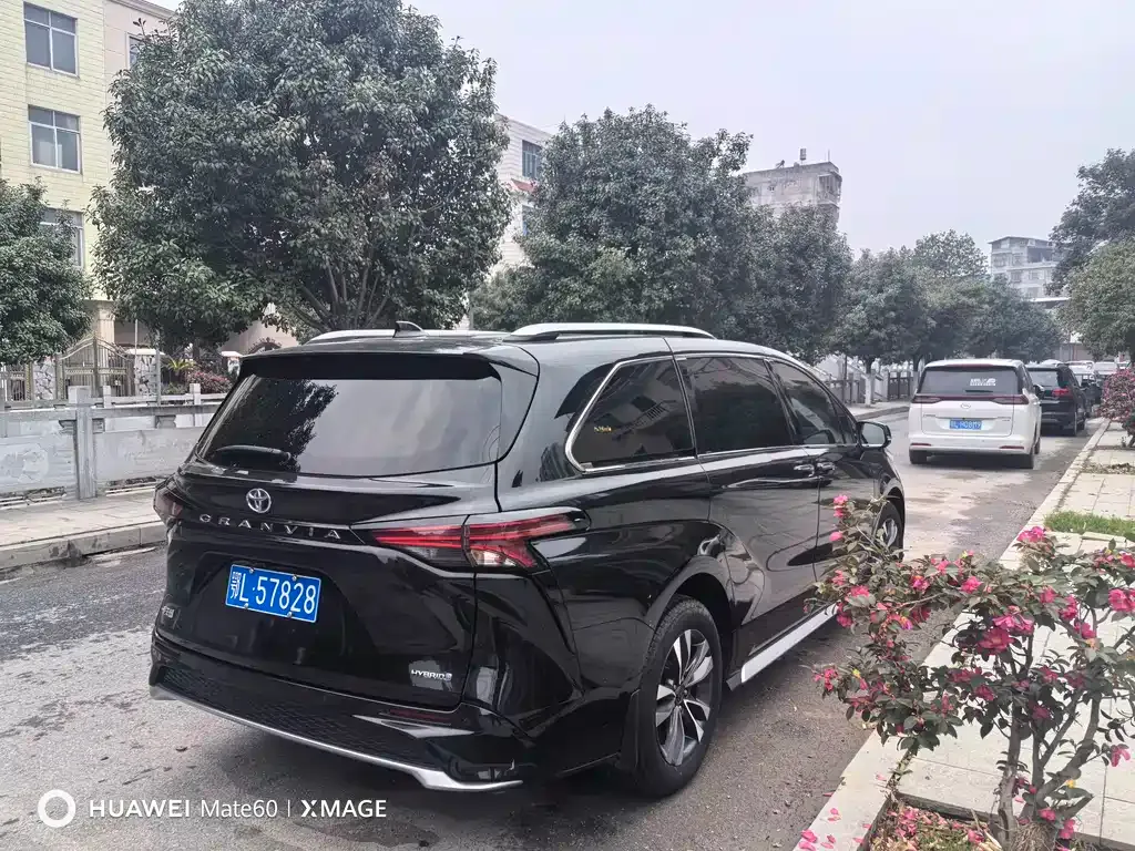 Toyota Granvia 2023 из CN, фото 9