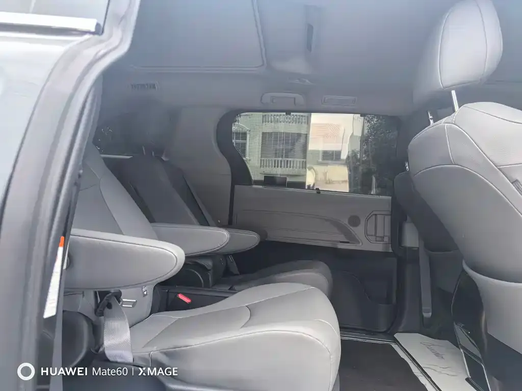 Toyota Granvia 2023 из CN, фото 2